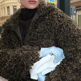 Cappotto di lana spesso retrò in pelliccia sintetica marrone