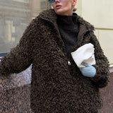 Cappotto di lana spesso retrò in pelliccia sintetica marrone