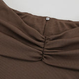 Mini abito in maglia marrone con spalle scoperte, scollo a V e cintura annodata in vita