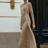 Abito lungo aderente con scollo rotondo in maglia marrone