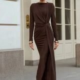Abito lungo aderente con scollo rotondo in maglia marrone