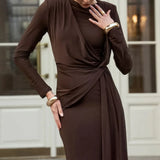 Abito lungo aderente con scollo rotondo in maglia marrone