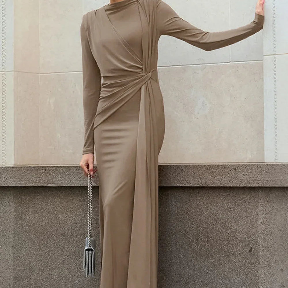 Abito lungo aderente con scollo rotondo in maglia marrone