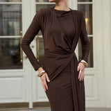 Abito lungo aderente con scollo rotondo in maglia marrone