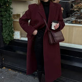 Cappotto doppiopetto in lana con revers bordeaux