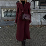 Cappotto doppiopetto in lana con revers bordeaux