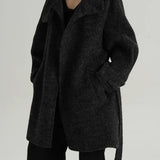 Cappotto a collo alto in lana calda e ampia, elegante e solido