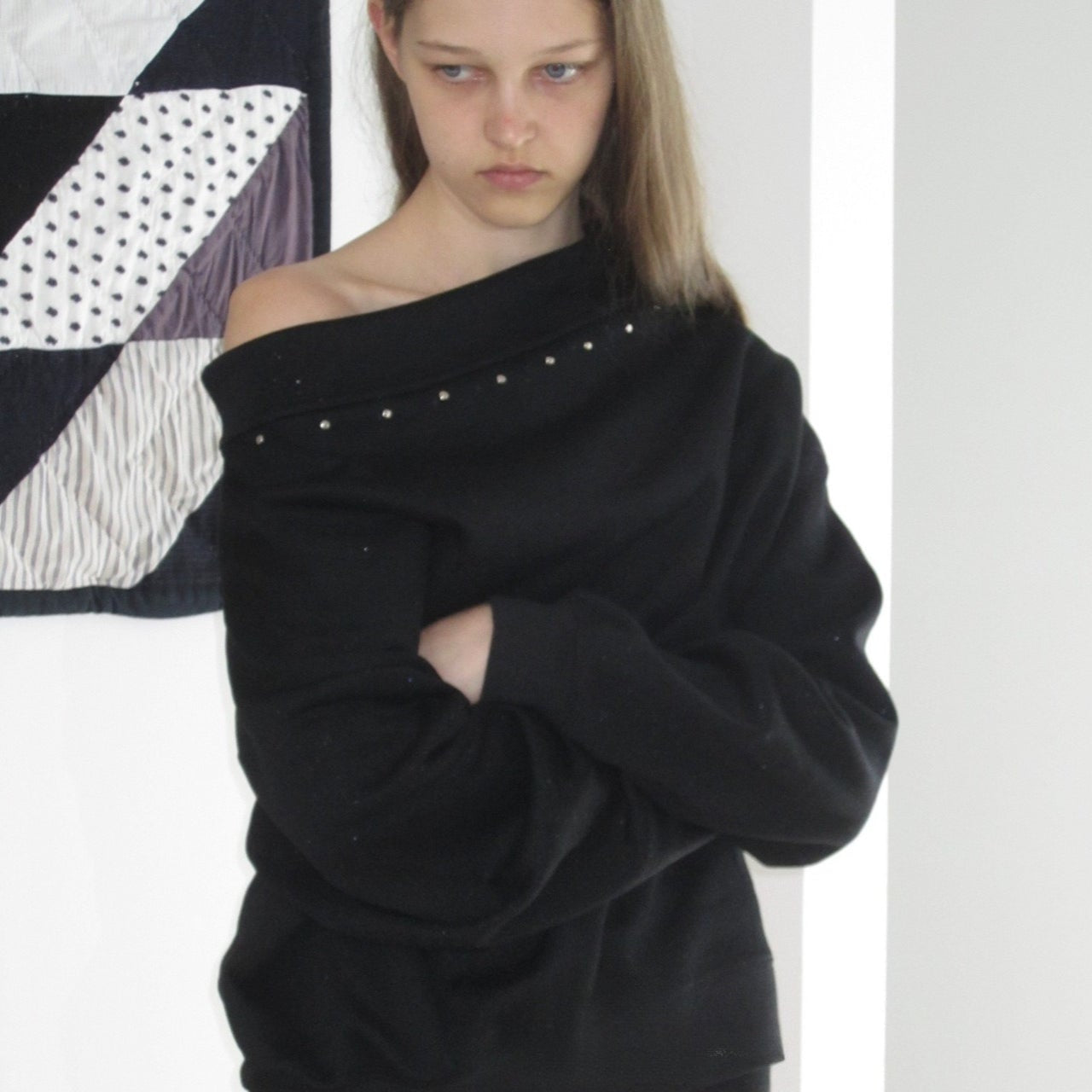 Felpa a maniche lunghe con spalle scoperte e borchie