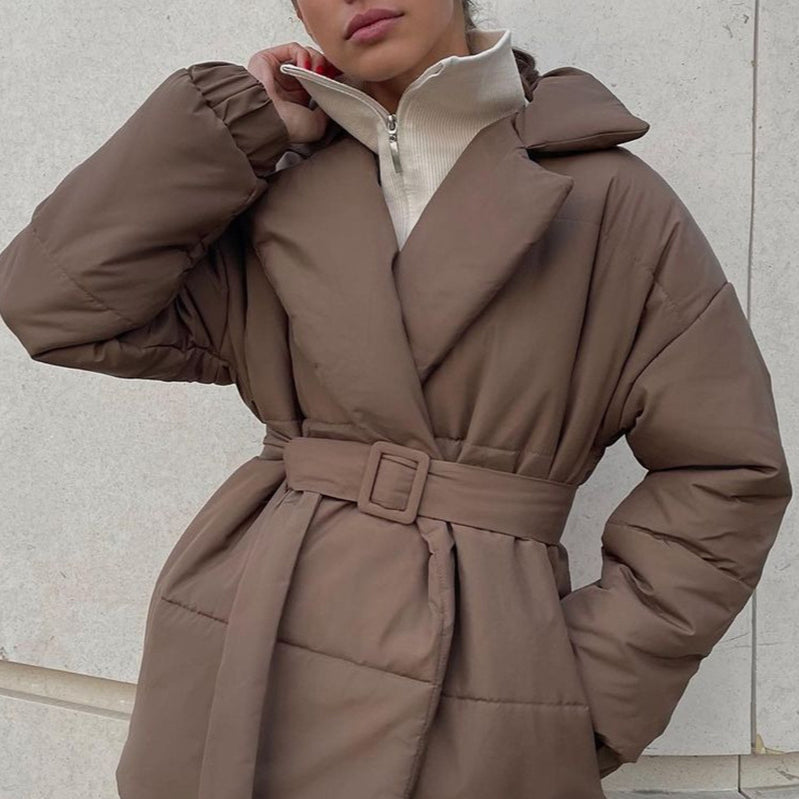 Cappotto invernale slim fit con revers e cintura