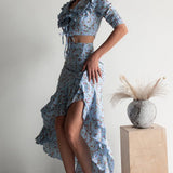 Completo due pezzi con gonna midi a balze azzurra floreale