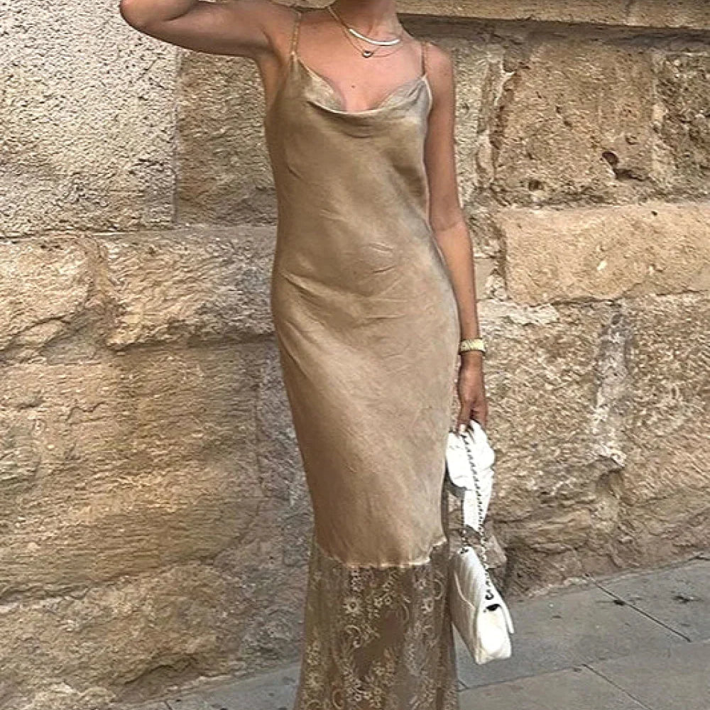 Abito lungo aderente con schiena scoperta in pizzo