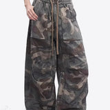 Pantaloni cargo mimetici a vita alta e gamba larga