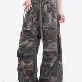 Pantaloni cargo mimetici a vita alta e gamba larga