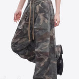 Pantaloni cargo mimetici a vita alta e gamba larga