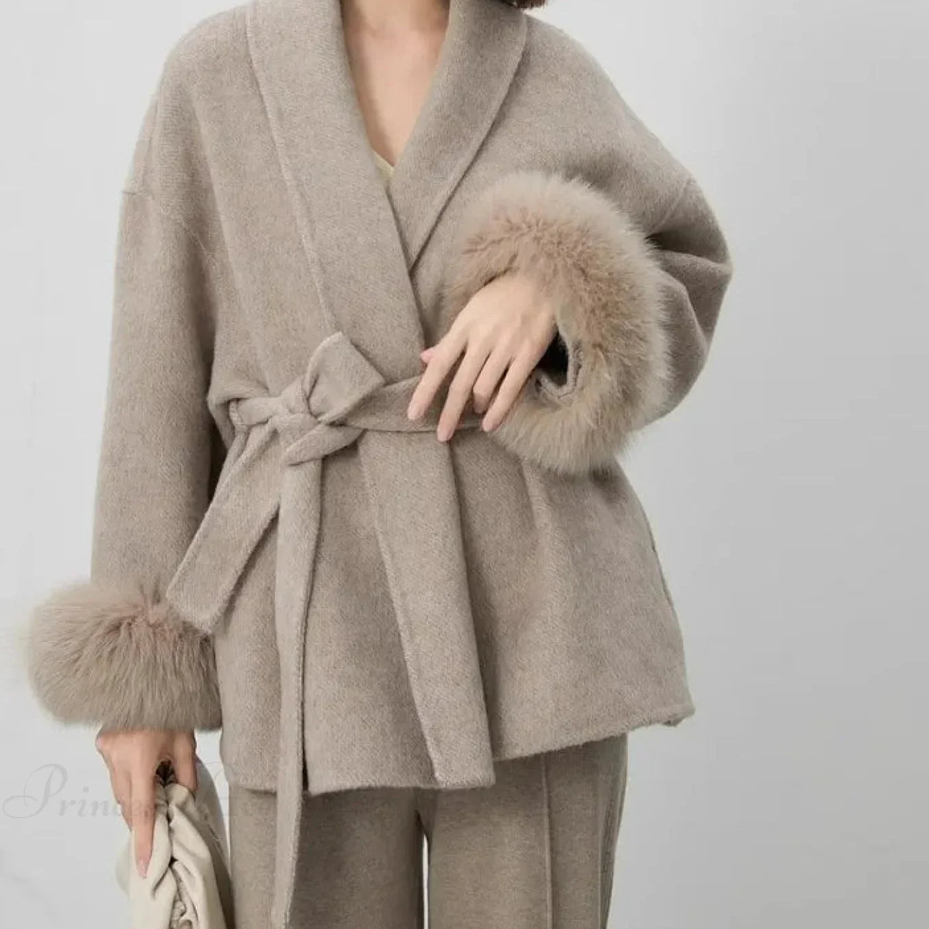 Cappotto in cashmere con polsini in pelliccia, soprabito in pelliccia di volpe