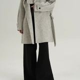 Cappotto a collo alto in lana calda e ampia, elegante e solido