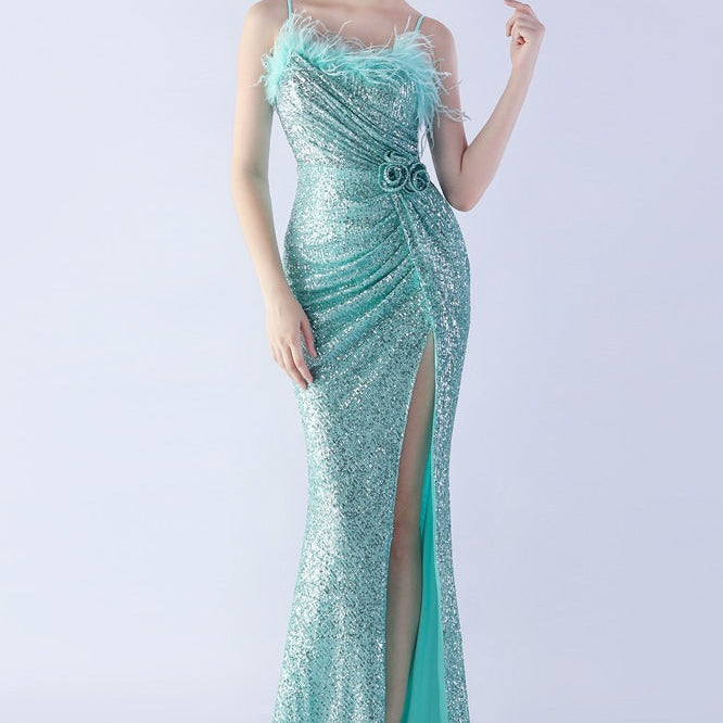 Abito lungo decorato con piume di struzzo