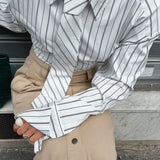 Camicetta elegante con spalline e cravatta a righe