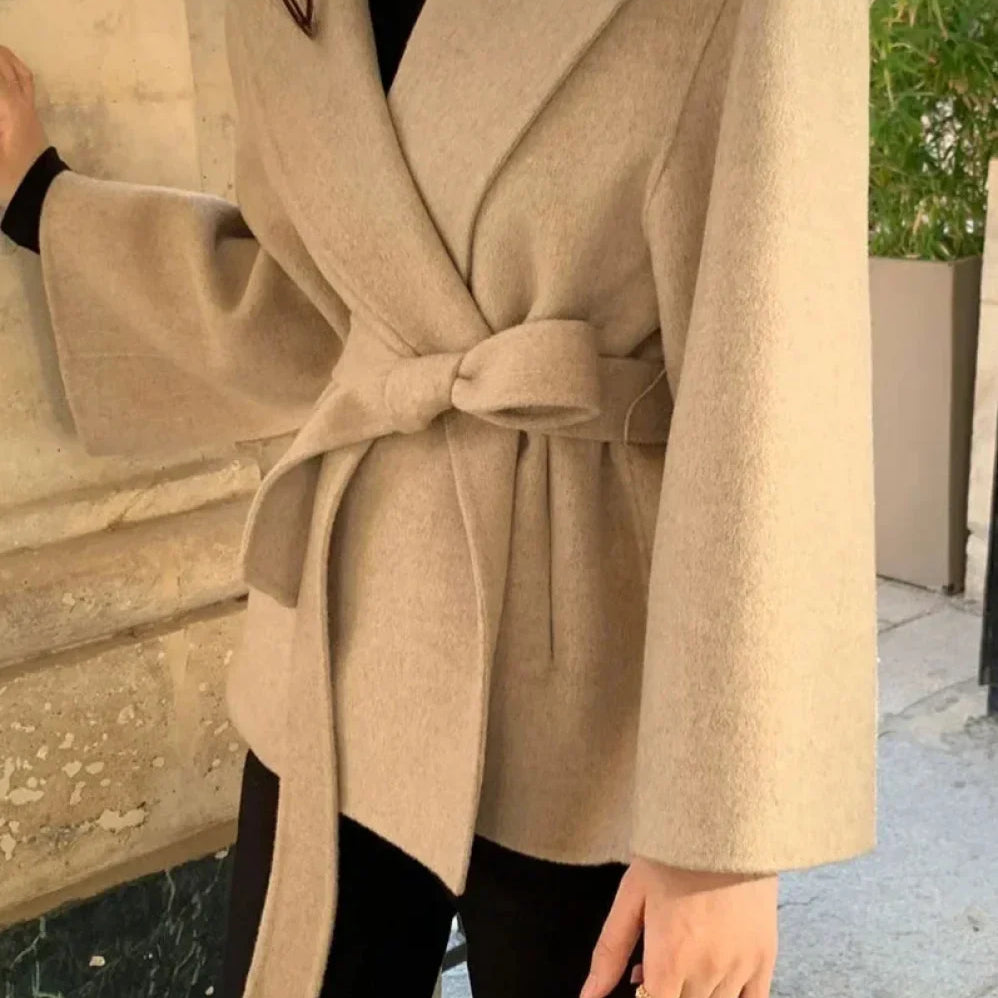 Elegante cappotto marrone in lana con cappuccio