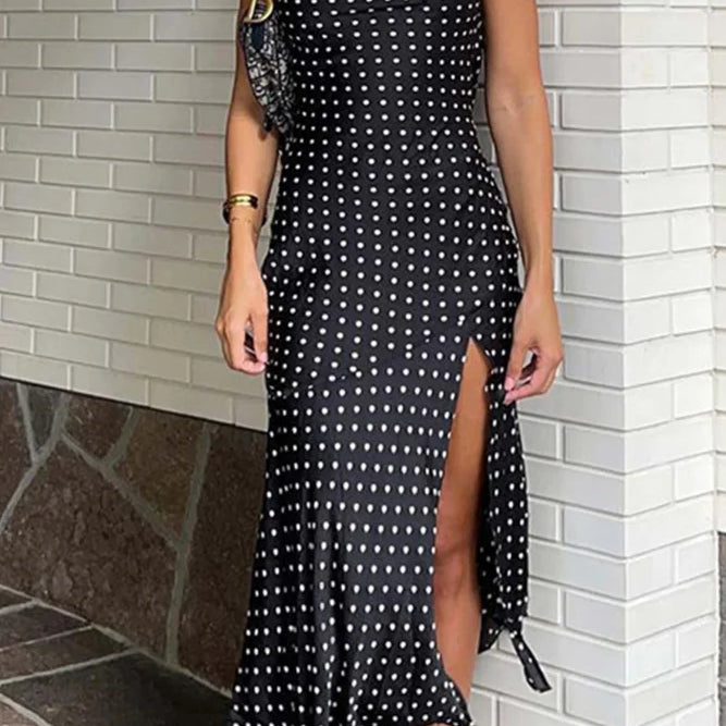 Abito con scollo a cappuccio e spacco a pois