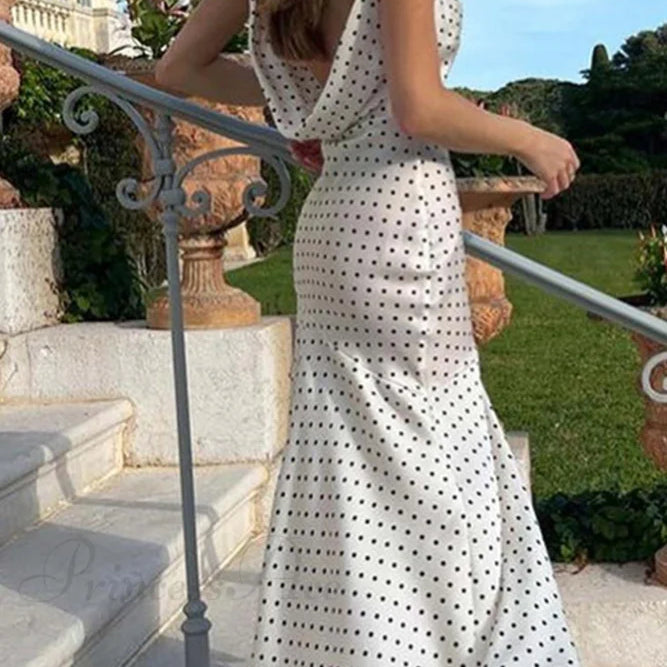 Abito con scollo a cappuccio e spacco a pois