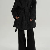 Cappotto a collo alto in lana calda e ampia, elegante e solido