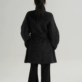 Cappotto a collo alto in lana calda e ampia, elegante e solido