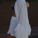 Completo due pezzi con cravatta e ritaglio ampio