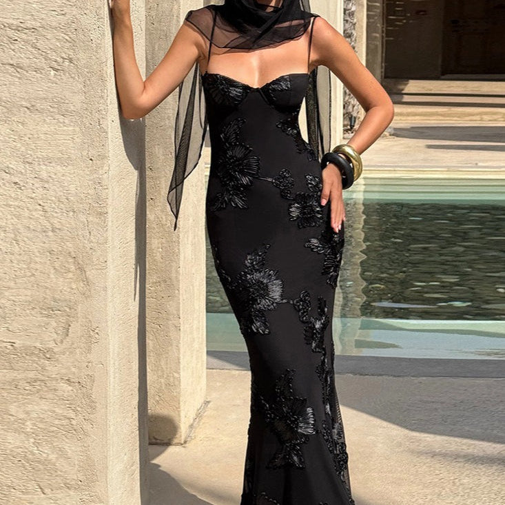 Abito lungo con schiena scoperta e allacciatura floreale