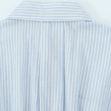 Completo con camicia a maniche lunghe a righe e minigonna con vita alta e nodo