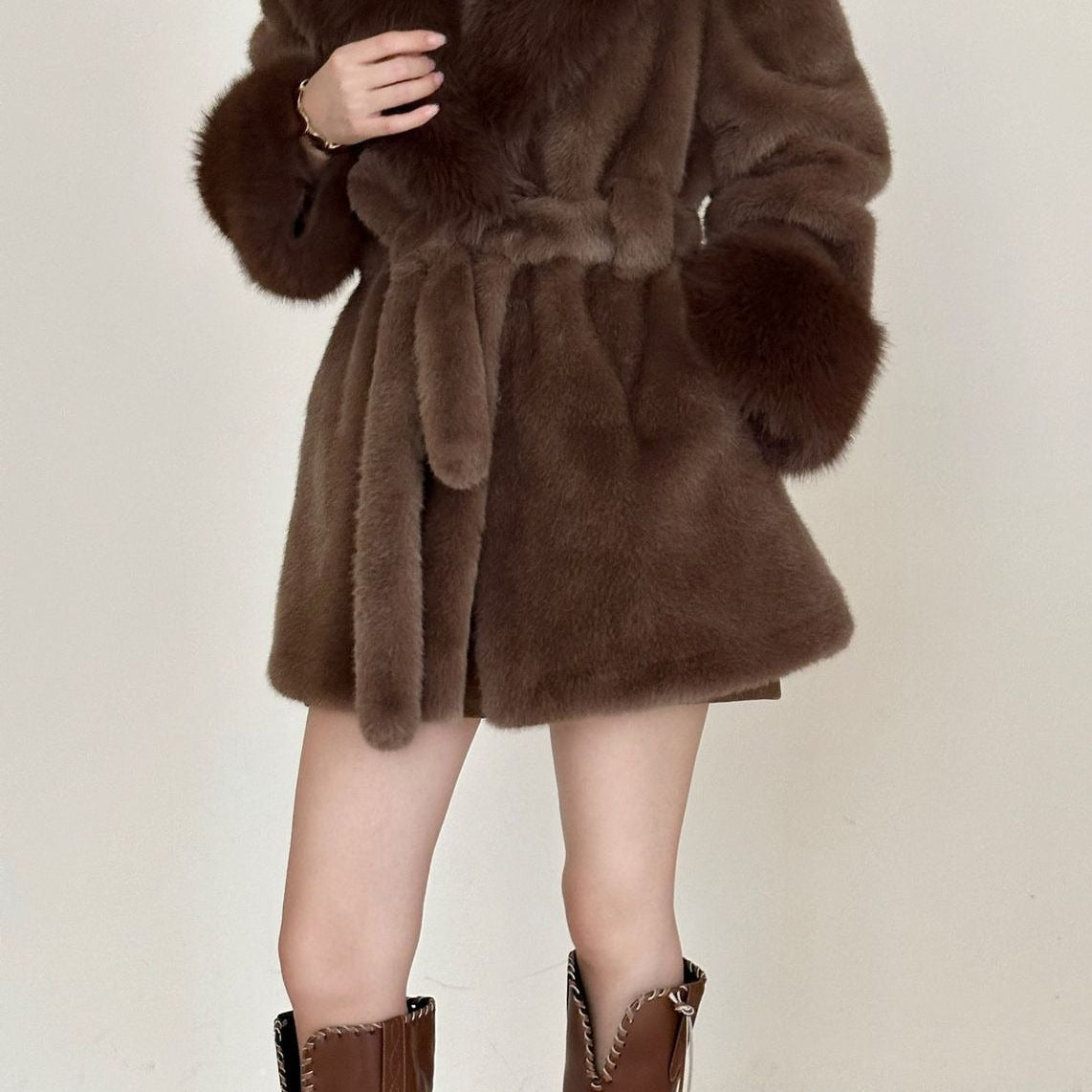 Cappotto in pelliccia sintetica di media lunghezza con collo a tacca e cintura annodata