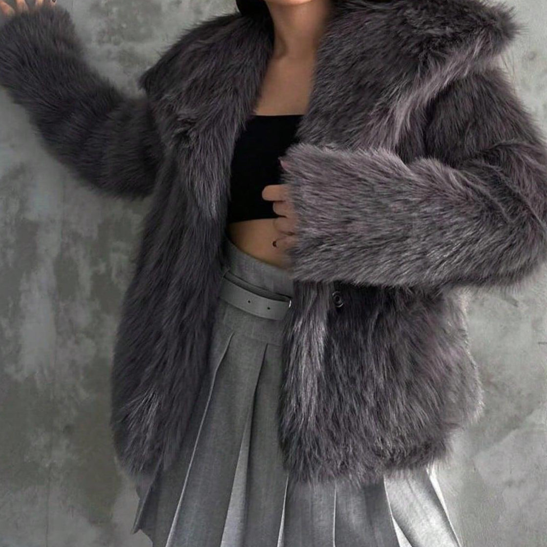 Cappotto caldo in pelliccia sintetica tinta unita con collo a tacca