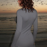 Mini abito attillato aderente con volant, manica lunga e scollo a V profondo