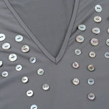 Mini abito attillato aderente con volant, manica lunga e scollo a V profondo