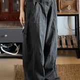 Pantaloni cargo larghi in denim lavato e rovinato