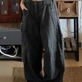 Pantaloni cargo larghi in denim lavato e rovinato