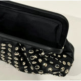 Pochette da polso nera con rivetti firmati