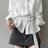 Camicetta vintage a maniche lunghe con cintura e cintura in vita