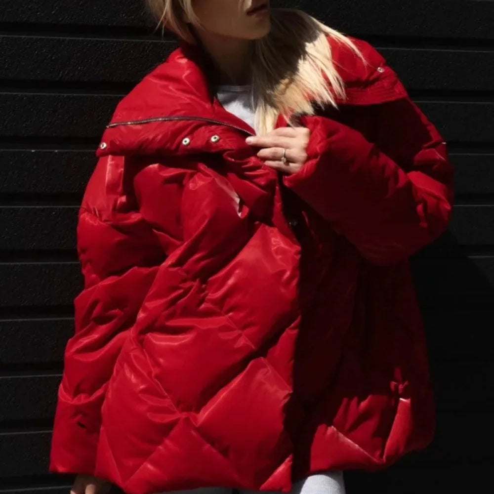 Cappotto oversize con ampio revers trapuntato a rombi e lucido opaco