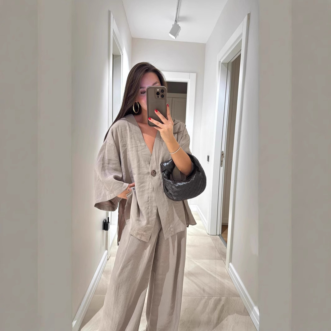 Completo due pezzi da donna: top ampio con scollo a V, pantaloni larghi a vita alta