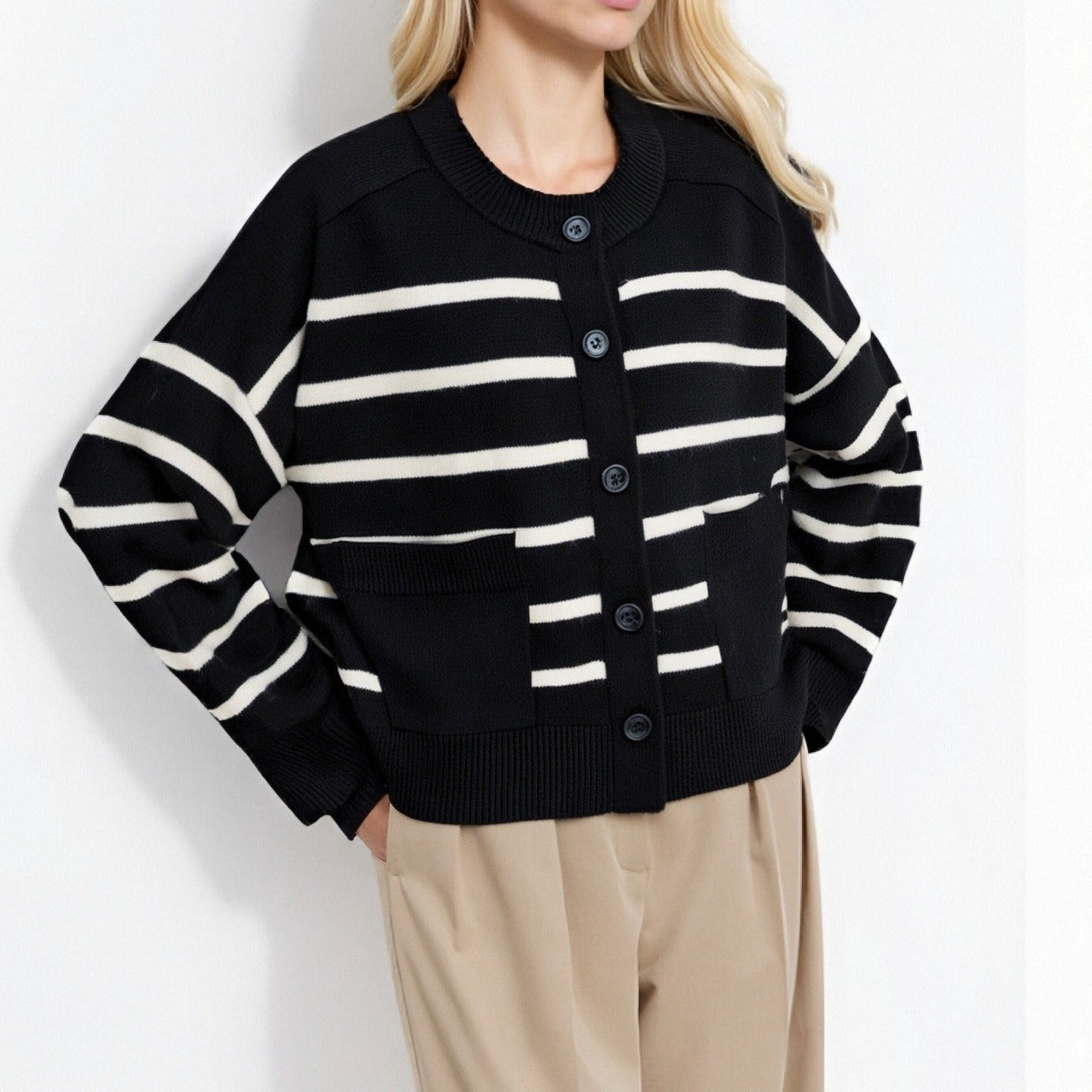 Cardigan in maglia con tasche e bottoni a righe e scollo rotondo