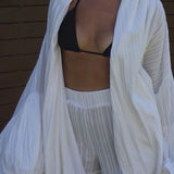 Completo due pezzi con cravatta e ritaglio ampio