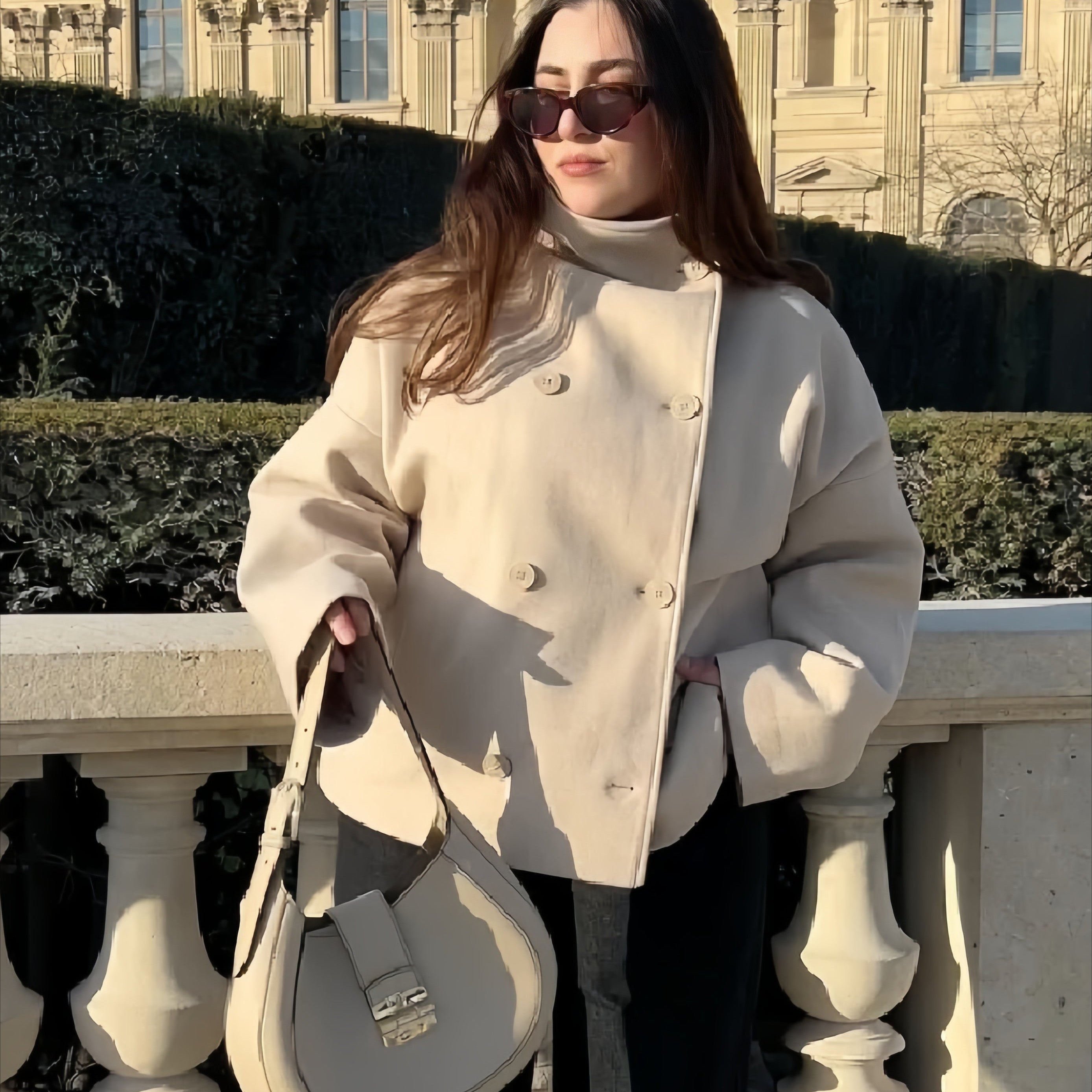 Cappotto elegante in lana tinta unita con bottoni e collo alto