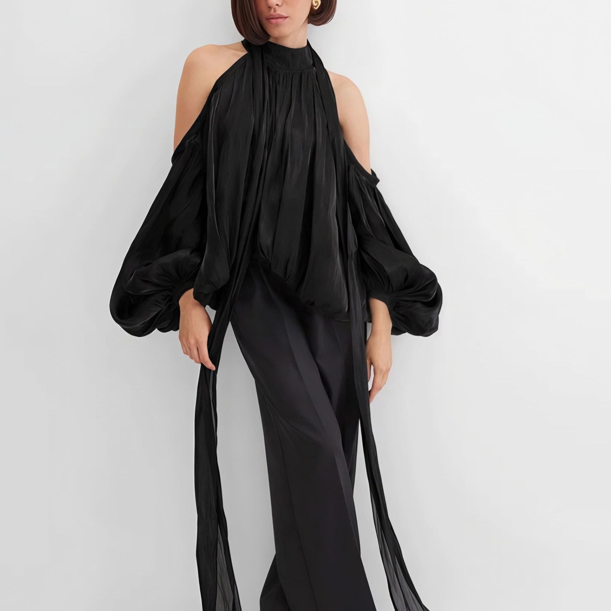 Blusa a maniche lunghe con spalle scoperte dal design unico