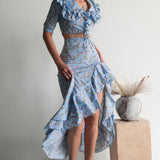 Completo due pezzi con gonna midi a balze azzurra floreale