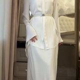 Completo due pezzi con camicetta in raso vintage e gonna aderente