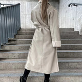 Elegante cappotto in lana d'agnello con cintura in pelle sintetica