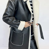 Elegante cappotto in lana d'agnello con cintura in pelle sintetica