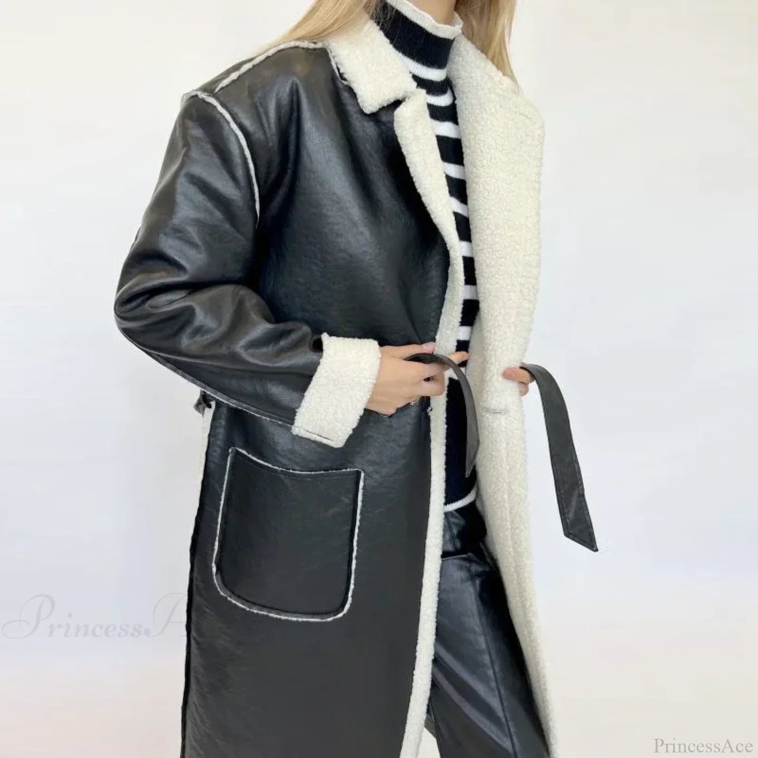 Elegante cappotto in lana d'agnello con cintura in pelle sintetica