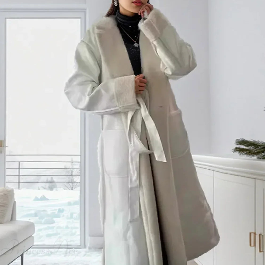 Elegante cappotto in lana d'agnello con cintura in pelle sintetica